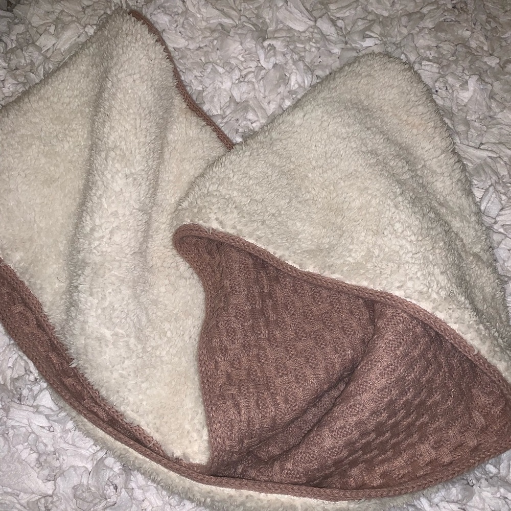 Madison 88 Infinity Scarf - Picture 3 of 4